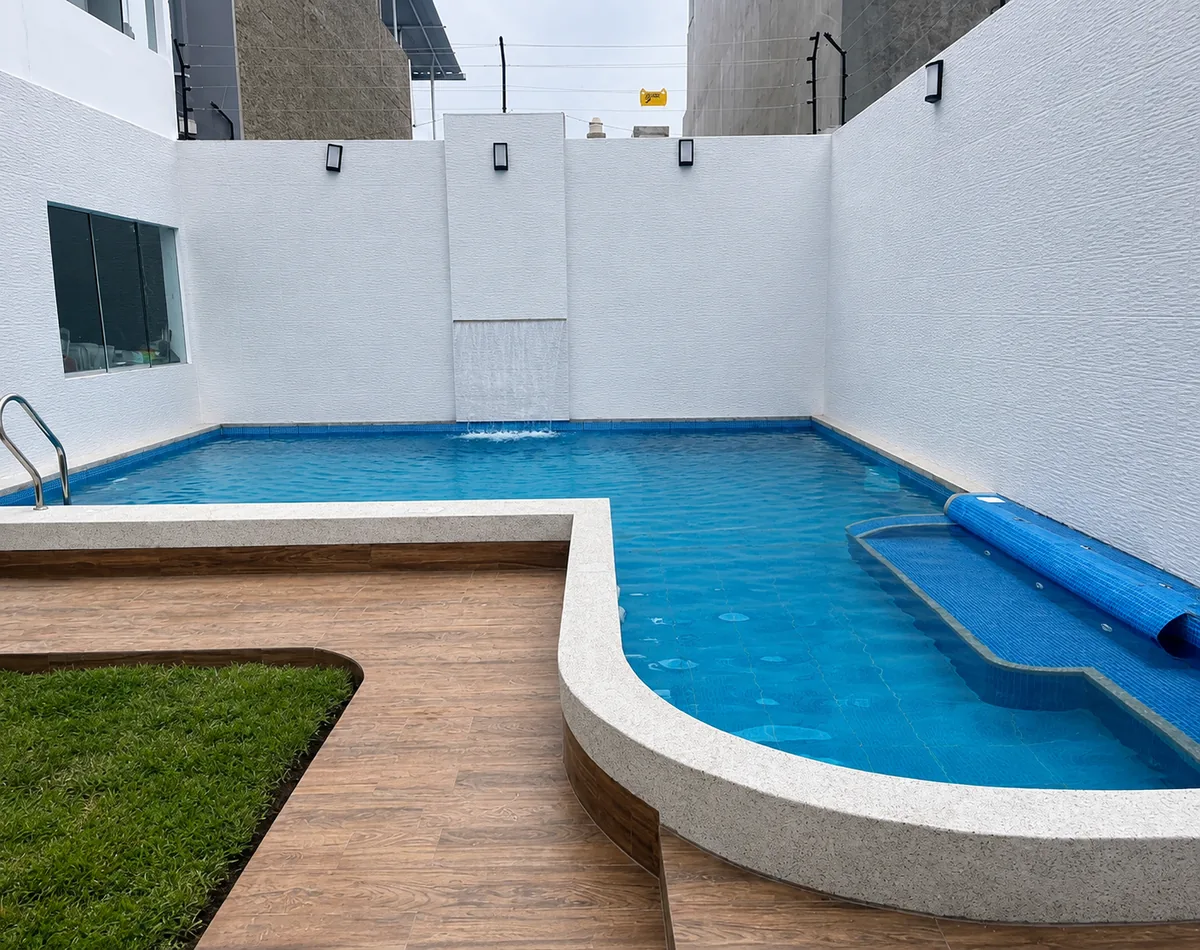 Piscina con jacuzzi Miraflores Country Club